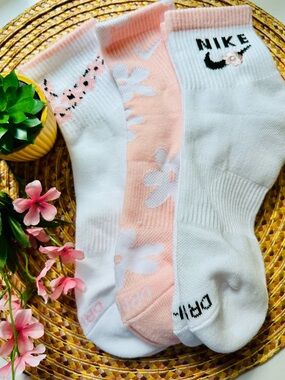 Nike Women’s White and Light Pink Floral Ankle Socks (3-Pack)